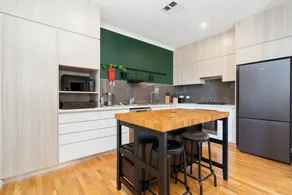 Bright 2-Bed Townhouse with Balcony & Garage - Image 4