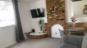 Aylesbury Apartment for Contractors and Holidays - FREE Parking for cars and vans - Image 2