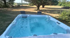 Une parenthèse romantique à deux avec Spa Privatif Illimité & Climatisation - Suite Mélusine - Les Fées des Chênes - Image 4