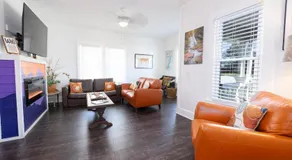 Cozy Downtown Seneca Bungalow - Image 2