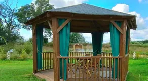 Captivating 1-Bed Cabin in Newmarket - Image 4