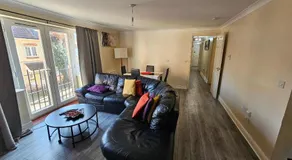 Sleek 4 bed Apartment with 2 bathrooms - Image 2