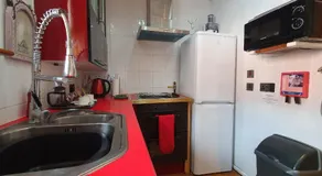 FREE DOG STAY - LARGE APARTMENT - Walk in Shower -FULL Kitchen - Free On Street Parking, NETFLIX - Super Fast WiFi - DVD's-Welcome Tray - No Deposits - Just Meters from Gavin n Stacey Film House - Image 3