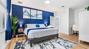 Cozy King Suite with Parking, Workspace, and in central location - Image 2