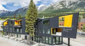 Scenic Views in a Luxurious Townhouse - Image 3