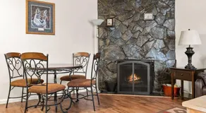 Alaskan WolfDen Close to airport centrally located - Image 2