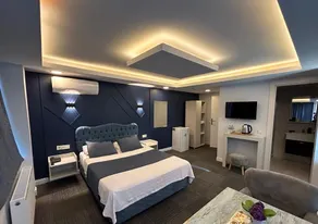 Asia Lees In Otel - Image 2
