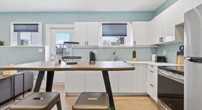Bright and Spacious Condo in Downtown Collingwood 97043 - Image 5