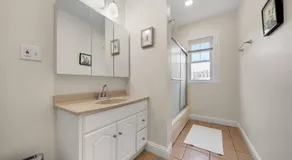 5BR 2BH Bright & Spacious Apt in Brighton - Image 5