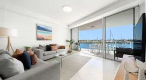 Waterfront Elegance with Pool & Jetty Access - Image 2
