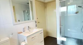 Lemon View Room in Shared Home - near Station, Restaurants, Gym & Airport - Image 5