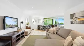 Lovely 3-Bed with Alfresco Dining by Custom Bnb Hosting - Image 2