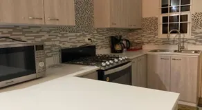 Sleeps 4 with Free Parking 15-min to Beach - Image 2