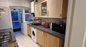 Rowan Crescent's Luxury Stay-In 3 - Image 4