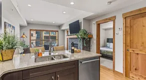 Luxury 1BR King Suite Hot Tub Couple Retreat Central Bridgette Bar - Image 4