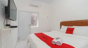 RedDoorz Syariah near Exit Toll Jatiwarna 2 - Image 2
