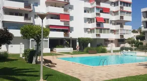 Luxury renovated 2-bedroom apartment with pool - Image 3