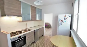 Cozy, bright room with free parking - Image 5