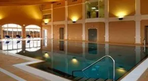 Luxury apartment with free use of pool, gym and spa - Image 3