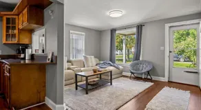 Cozy 3 Bedroom Near Airport And Downtown Detroit - Image 2