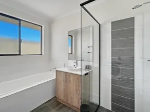 Spacious 4-bed House With Large Backyard - Image 3