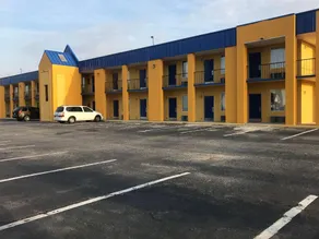 Super 8 by Wyndham Lumberton NC - Image 1