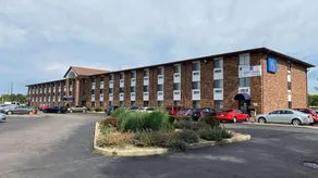 Baymont Inn & Suites Naperville - Image 2
