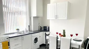 Cosy Cheerful 2 Bedrooms Near Piccadilly, Etihad Stadium Sleeps up to 5 - Image 2