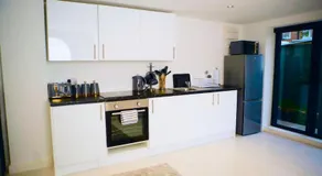 Perfect 1 Bed Apartment Sleeps 5 1 Kingsize bed 1 double Sofabed & Foldable Single bed Free Parking Wifi good transport network shopping Holiday Makers Families Contractors in North London - Image 5