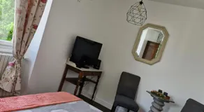 HÔTEL Le 6 3 Home PORT EN BESSIN Parking privé gratuit - Image 2