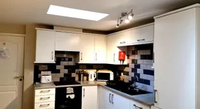 Sunflower Apartment, Family accommodation Near Tenby in Pembrokeshire - Image 2