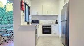 Refined comfort 1 bed Neutral Bay w parking & balcony - Image 3