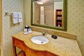 Hampton Inn Cleveland - Image 2