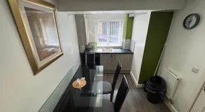 Modern 3- Bed Holiday Home - Private Parking Sleeps 10- 2 Min M62 - Image 5