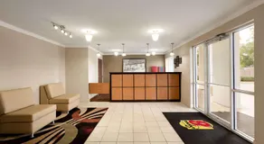 Super 8 by Wyndham Lake Charles Northeast - Image 3