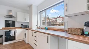 #93 Stylish Warwick Home - 10 mins to Warwick Castle - Sleeps 6 - " Perfect for Contractors and Families - Free Parking" - Image 3