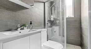 Rustic Single Room Central Spot at Kengsinton Shared Bathroom - Image 2
