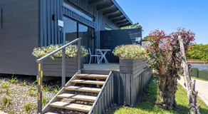 Lagoon View Accommodation - Image 5
