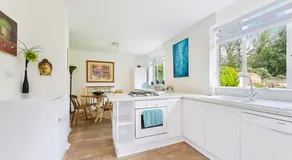 Hidden Cottage with Parking in Esher Surrey - Pass the Keys - Image 2