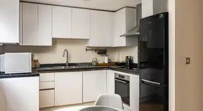 Stylish Greenwich Apartment with Balcony And River Views - Image 5