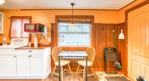 Serene Dog-Friendly Cottage - Blocks to Beach & Downtown - Image 4