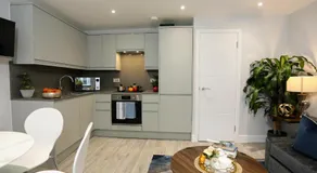 Aisiki Apartments at Stanhope Road, North Finchley, Airconditioned 3-Bedroom and 2-Bathroom, Pet-Friendly Duplex Flat, King or Twin Beds, with Free Wi-Fi - Image 4
