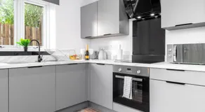 Stylish 2 Bedroom Apartment - Balcony - Parking - Netflix 3MC - Image 2