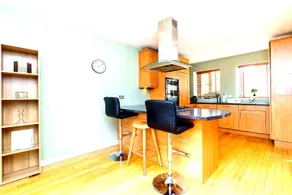 Spacious 4-Bed Home! WiFi ! Parking Great Location - Image 5