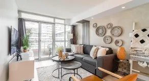 Stylish 2BR Suite with Queen Beds, Steps from the CN Tower - Image 4