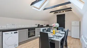 Redhill Hideaway Stylish Spacious Apartment - Image 2