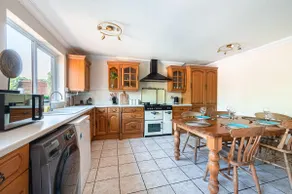 Spacious & Elegant 3BR Home Near Ipswich City Centre - Image 3