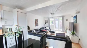 Large 6BR Manchester House Free Parking & WiFi - Image 5