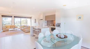 Stylish 3 Bedroom Townhouse - Free Parking - Image 2