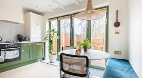 Spring Stays Cosy 2-Bed Residence with Free Parking - Image 2
